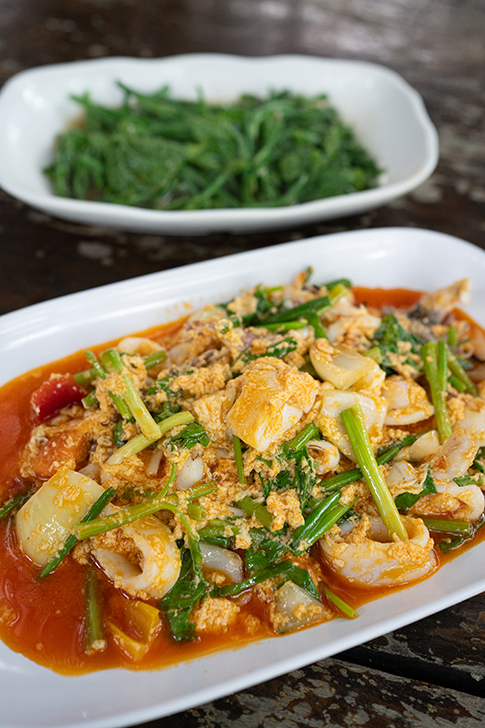 ムックパッドカイデーン(หมึกผัดไข่แดง)