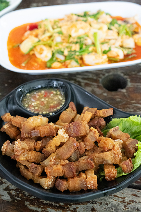 ムーグローブトートナムプラー(หมูกรอบทอดน้ำปลา)