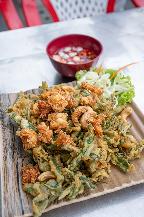 ヤムパックブングローブ(ยำผักบุ้งกรอบ)